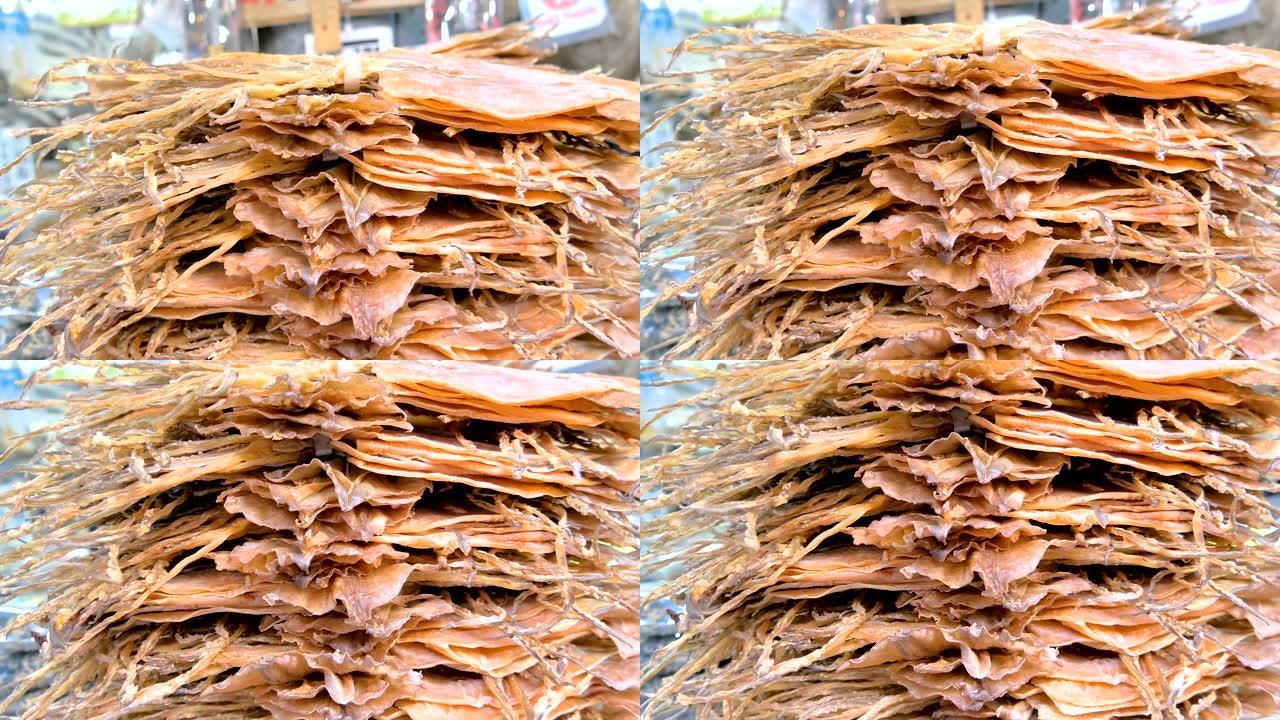 日本东京鱼市场上展出的一堆鱿鱼干