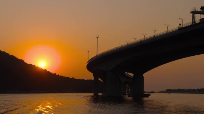 日落时的港澳大桥