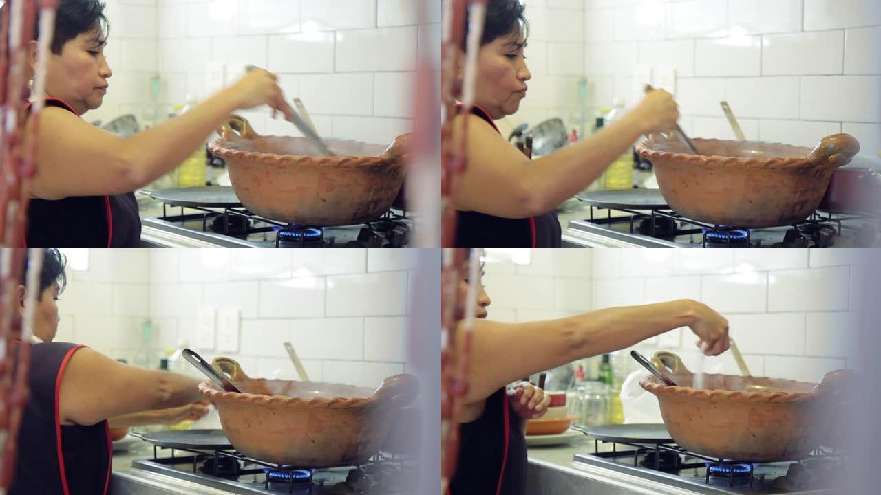 工人阶级的母亲在家用痣黑人烹饪玉米粉蒸肉
