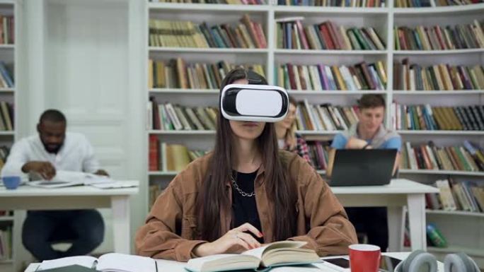美丽集中的年轻长发女人在特殊的3d眼镜坐在图书馆的不同的读者背景