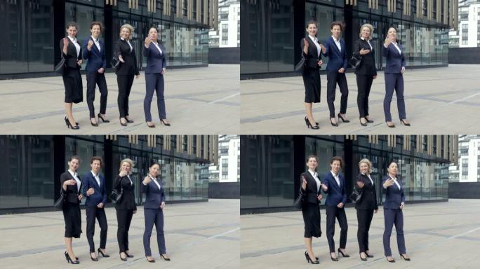 笑容专业的公司办公室商务女团队成员组看着镜头，四名快乐骄傲自信的领导员工组员工人站在一起，邀请团队，
