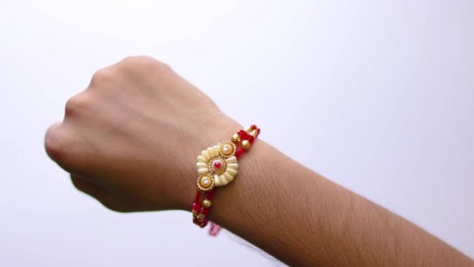 将rakhi绑在raksha bandhan音乐节上的印度素材。
