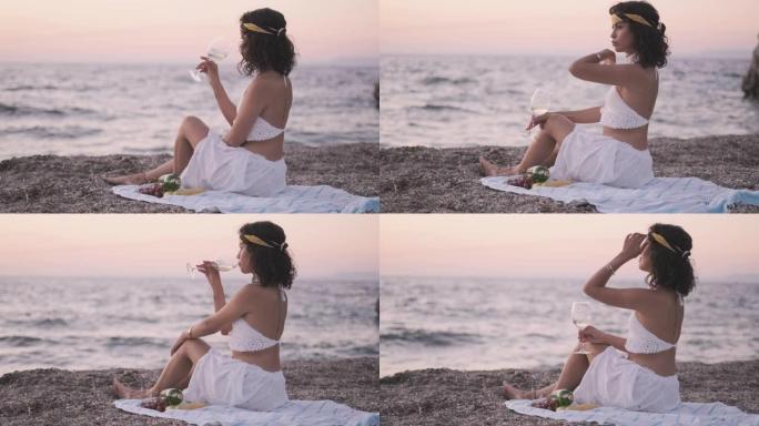 年轻女子在海滩上喝白藤