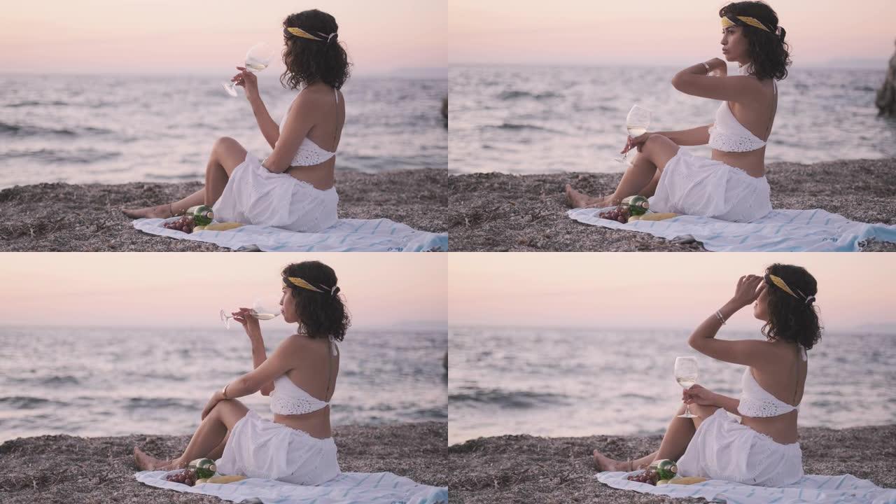 年轻女子在海滩上喝白藤