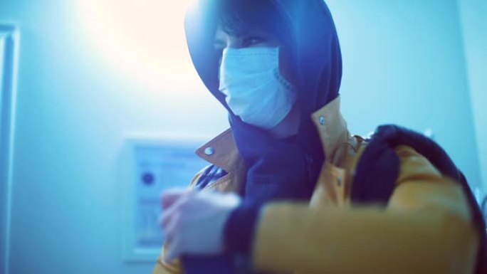 一名戴着医用口罩的妇女到达医院接受冠状病毒检查。