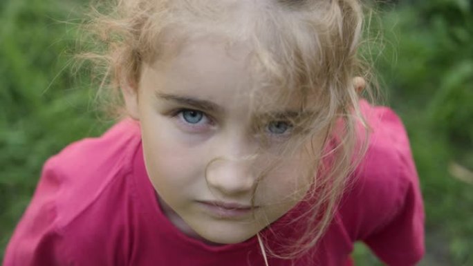 孩子抬头看着大自然的天空。肖像小女孩祈祷着带着希望和信念仰望天空，沉思的孩子脸，特写镜头。女孩仰望上