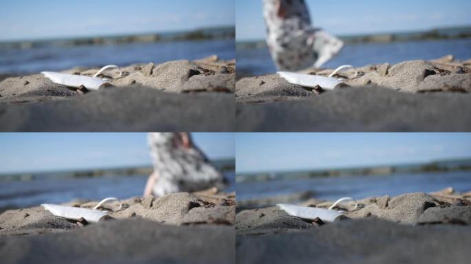 废弃的covid安全面罩躺在沙丘下的海滩上，在公共区域2020年2020年7月19日中冠状病毒概念镜