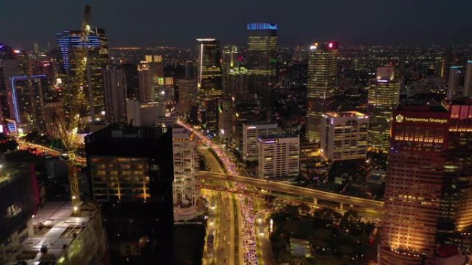 雅加达市区繁忙交通街道空中全景4k印度尼西亚夜景照明飞行