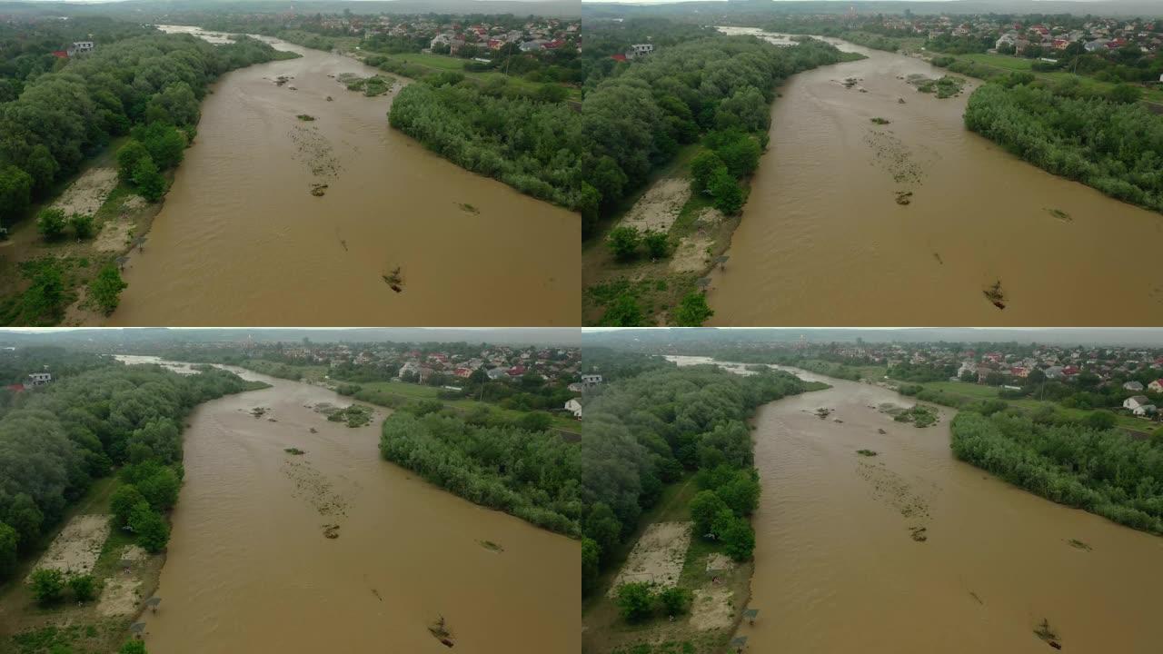 空中无人机视图。大雨过后，河水又大又脏。广阔的视野