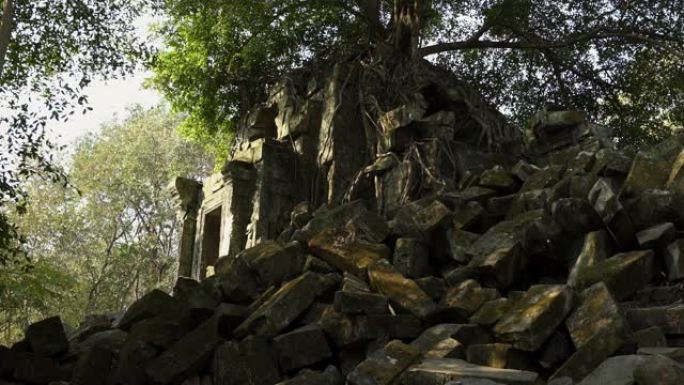 柬埔寨寺庙中古通道旁的断壁