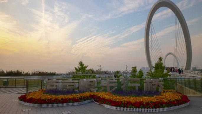 日落时间南京市著名的河边人行眼桥公园广场延时全景4k中国