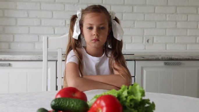 小女孩不想吃蔬菜。孩子生气了，转身离开。