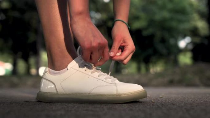 适合年轻女性在白色运动鞋上打字鞋带