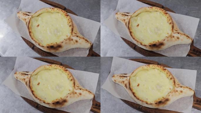 Adjarian khachapuri，用奶酪和蛋黄塞满的开放式面包。Khachapuri是格鲁吉亚