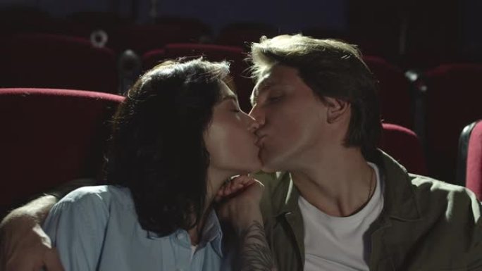 情侣在电影院接吻