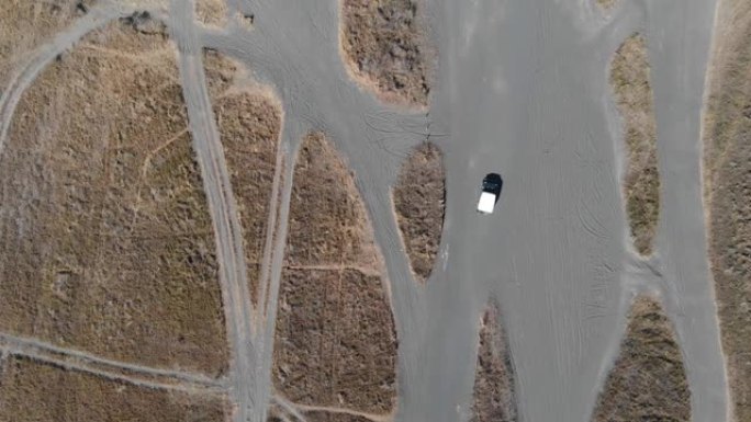 电影头顶鸟瞰图视频剪辑布罗莫之旅越野汽车巡航在布罗莫地块的沙漠海
