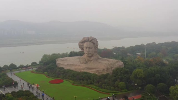 雨天长沙市著名滨江湾岛纪念碑拥挤公园航拍全景4k中国