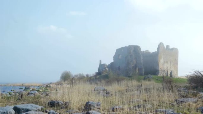 河边废弃的废墟城堡