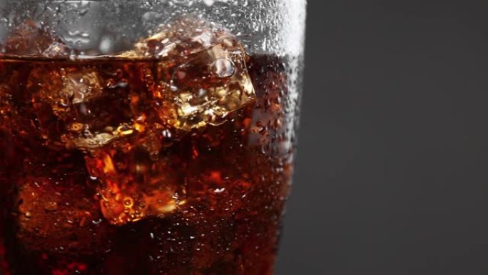 含冰的玻璃杯中的碳酸饮料可乐