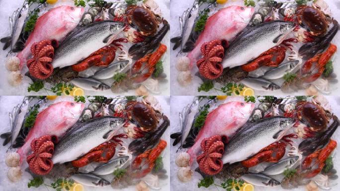 各种新鲜的鱼和海鲜在冰上与干冰烟雾的俯视图。