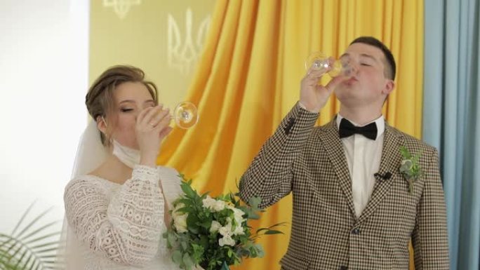 新婚夫妇。白人新郎和新娘一起喝香槟，并在仪式上接吻。婚礼夫妇