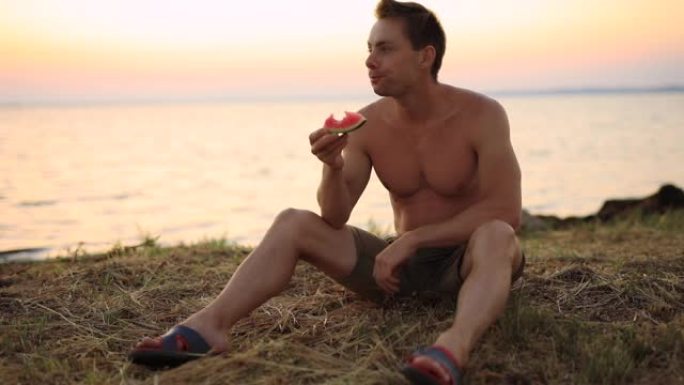 坐在海边吃西瓜的人