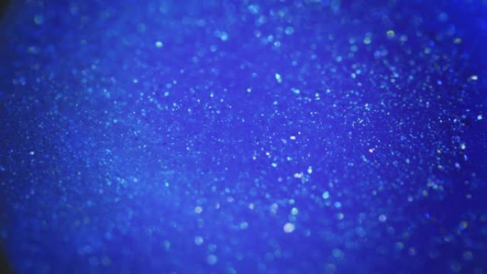 蓝色优雅艺术。充满透明晶体的圆形蓝色层。流动艺术。