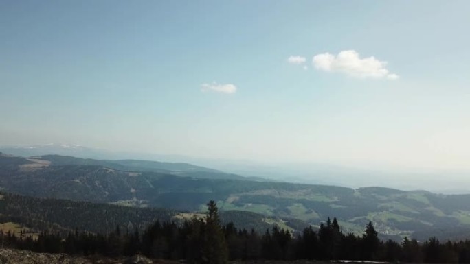 春季初，无人驾驶飞机捕获了奥地利的高山景观。草地部分被雪覆盖。周围高大的山脉。发现自然。一架无人机从