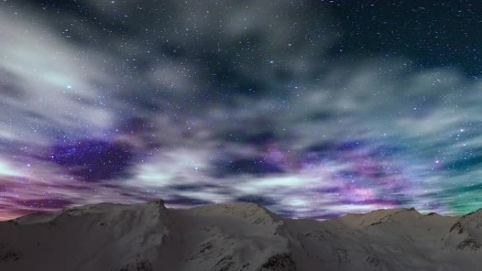 夜空时光流逝，云层在美丽的银河系的雪山上移动