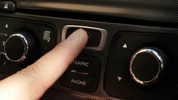 汽车仪表板4k镜头上的导航按钮