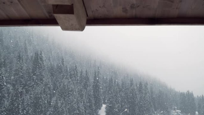 山区暴风雪降雪时的小屋中的猎人pov