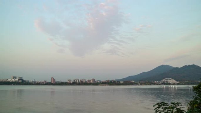日落时间南京市著名湖滨公园海湾帆船训练全景延时4k中国
