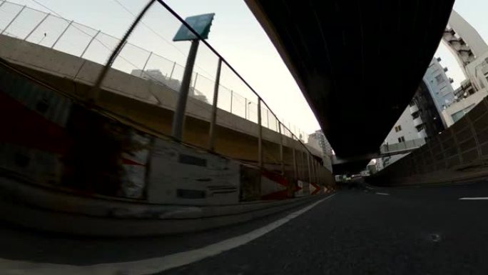 黄昏时在高速公路上行驶