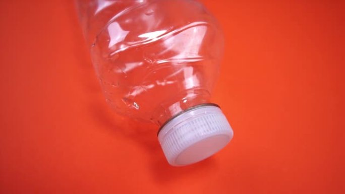 围绕橙色白色瓶盖的空塑料瓶运动