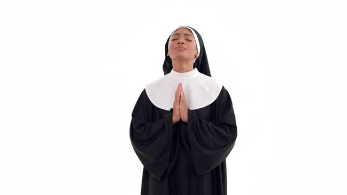 黑人修女的肖像双手合十，闭着眼睛抬起眼睛向天堂。孤立在白色背景上。宗教概念