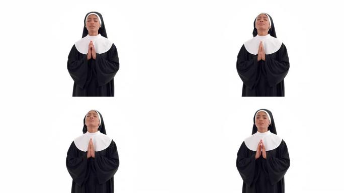 黑人修女的肖像双手合十，闭着眼睛抬起眼睛向天堂。孤立在白色背景上。宗教概念