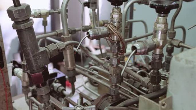 工业企业机器液压管的特写。生产和工业