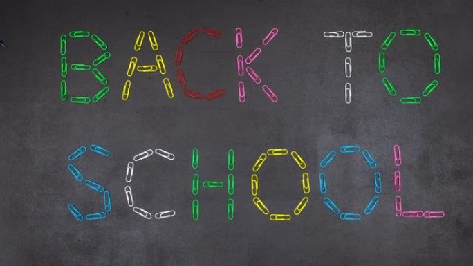 停止运动动画，单词回到学校，黑板上有许多彩色文具。用彩色剪辑制作的创意教育介绍