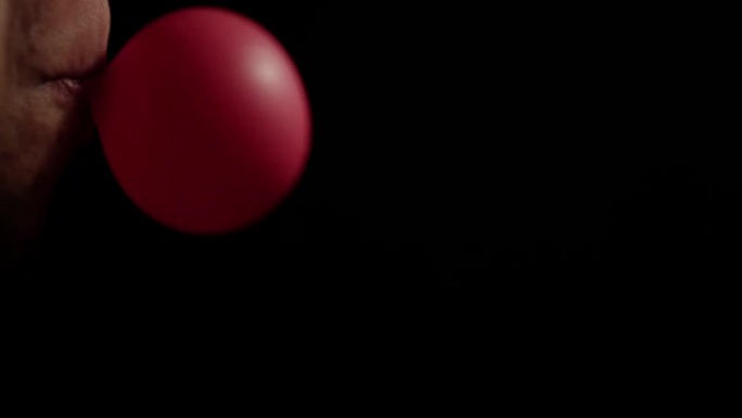 红色气球在黑暗背景下正在膨胀