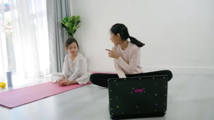 亚洲女孩教妹妹在家锻炼，生活方式。