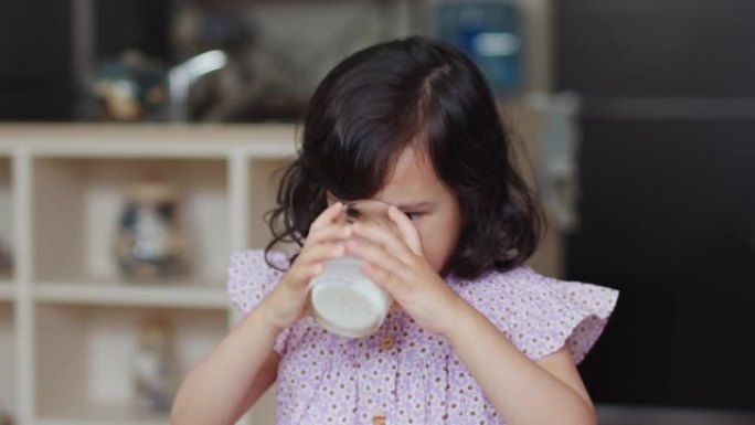 一个年轻女孩喝牛奶的特写