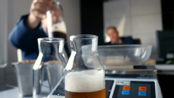 实验室中有啤酒样品的瓶子
