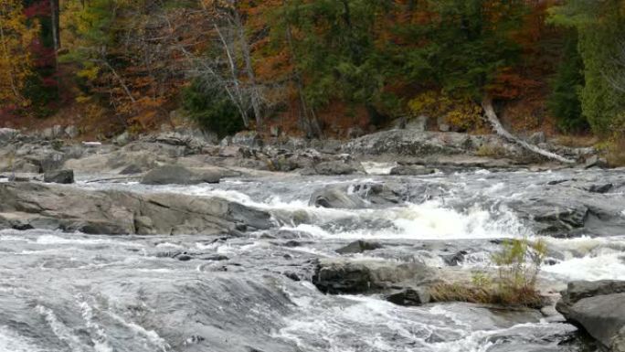 水在加拿大寻找沿着岩石基岩路径前进的道路