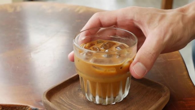 顾客用牛奶搅拌和喝咖啡。咖啡馆里的越南传统phin过滤器。Ca phe sua da。特写