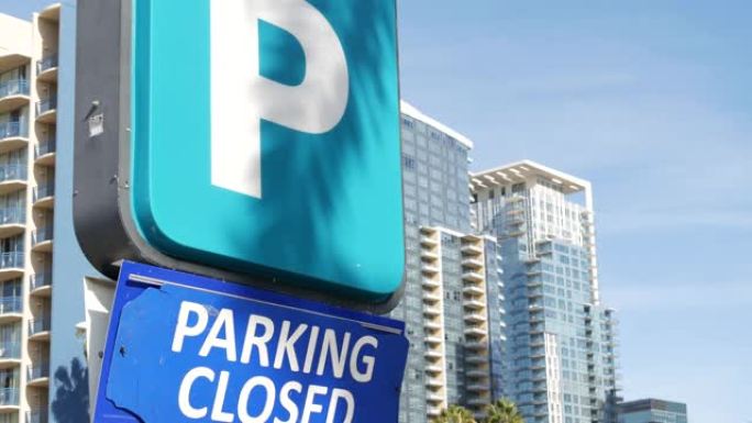 停车场标志是美国繁忙城市地区交通困难和交通问题的象征。加利福尼亚州圣地亚哥市中心的公共付费停车区。城