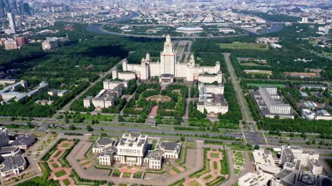 莫斯科国立大学从远处俯瞰没有天际线。大城市和植物园的美丽全景。