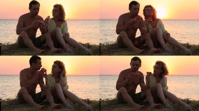 坐在海边吃西瓜的夫妇