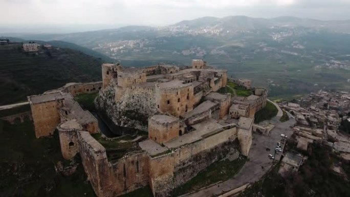 无人机在叙利亚的Krak des Chevaliers城堡上空的鸟瞰图。叙利亚战争后废墟中的山顶上奇