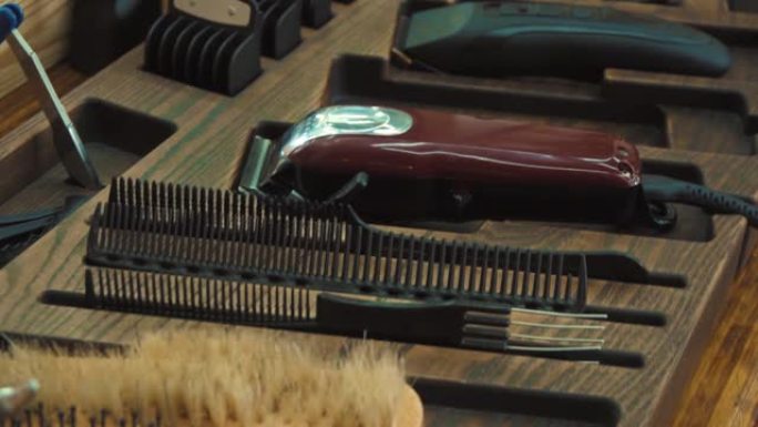 理发师的工作场所，在木制奥斯汀配有理发师工具