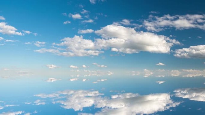 未来的背景，包括蓝天上白色蓬松云的延时剪辑及其反射，视频循环